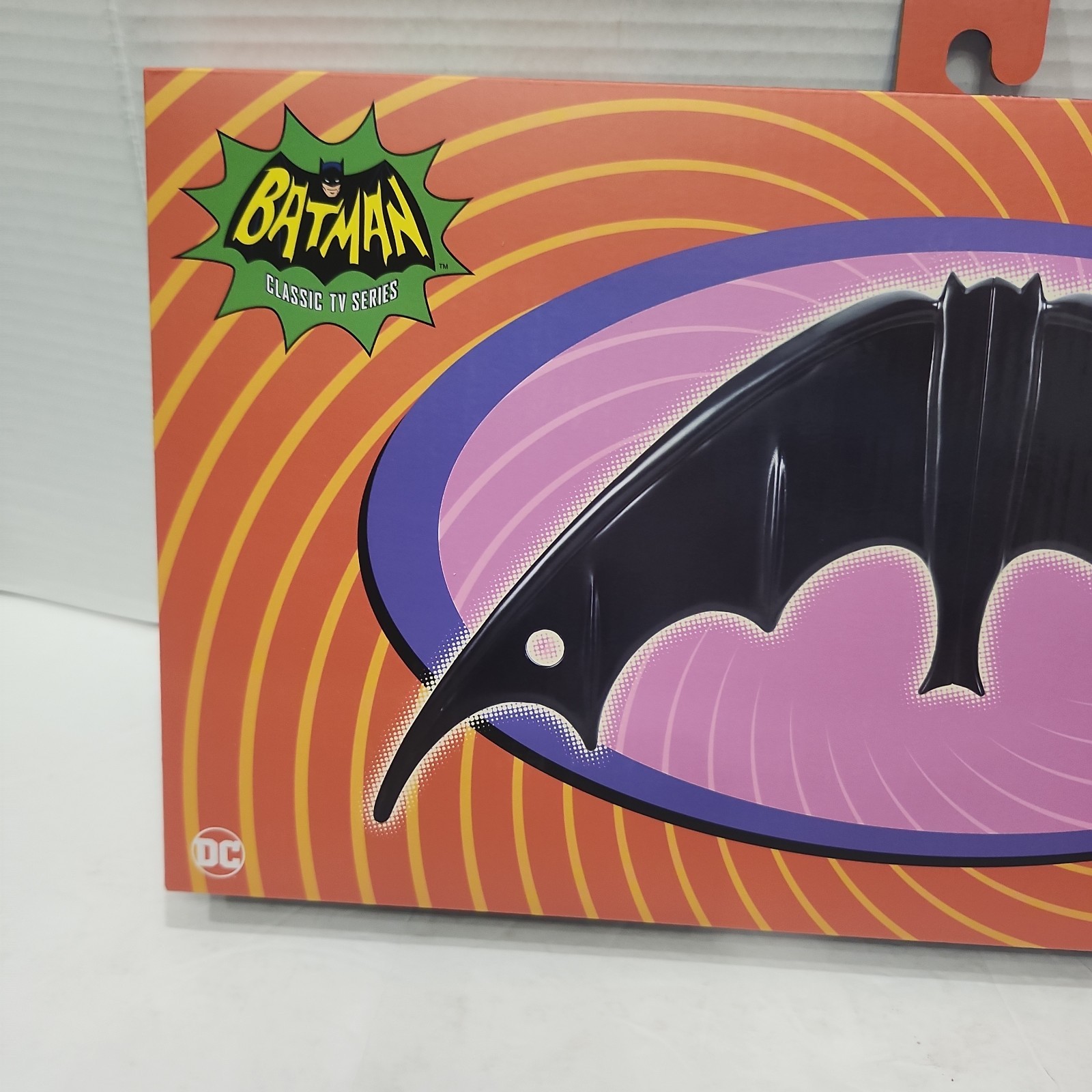 NECA Batman (1966 Classic TV Show Series) Replica – BATMAN Batarang Adam West