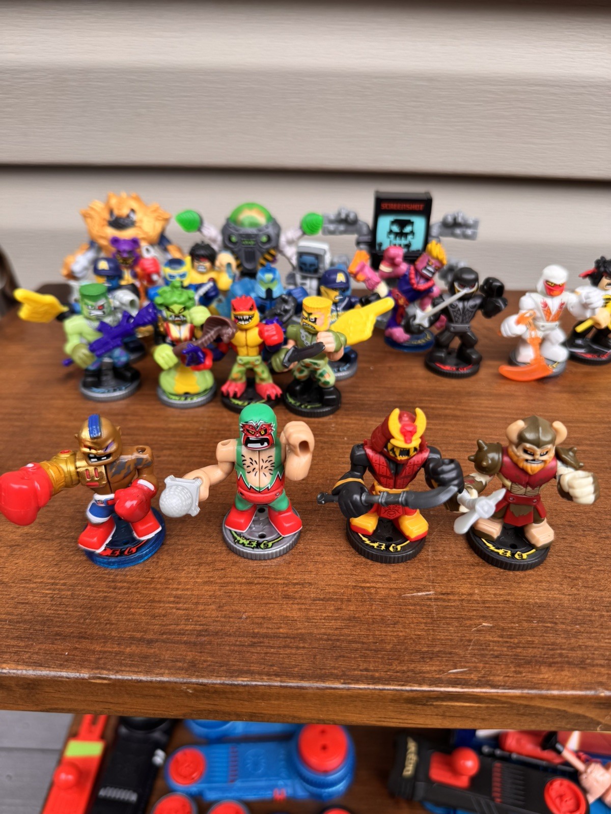 Massive Akedo Ultimate Arcade Warriors Collection 28 Figures, Arena Works Extras