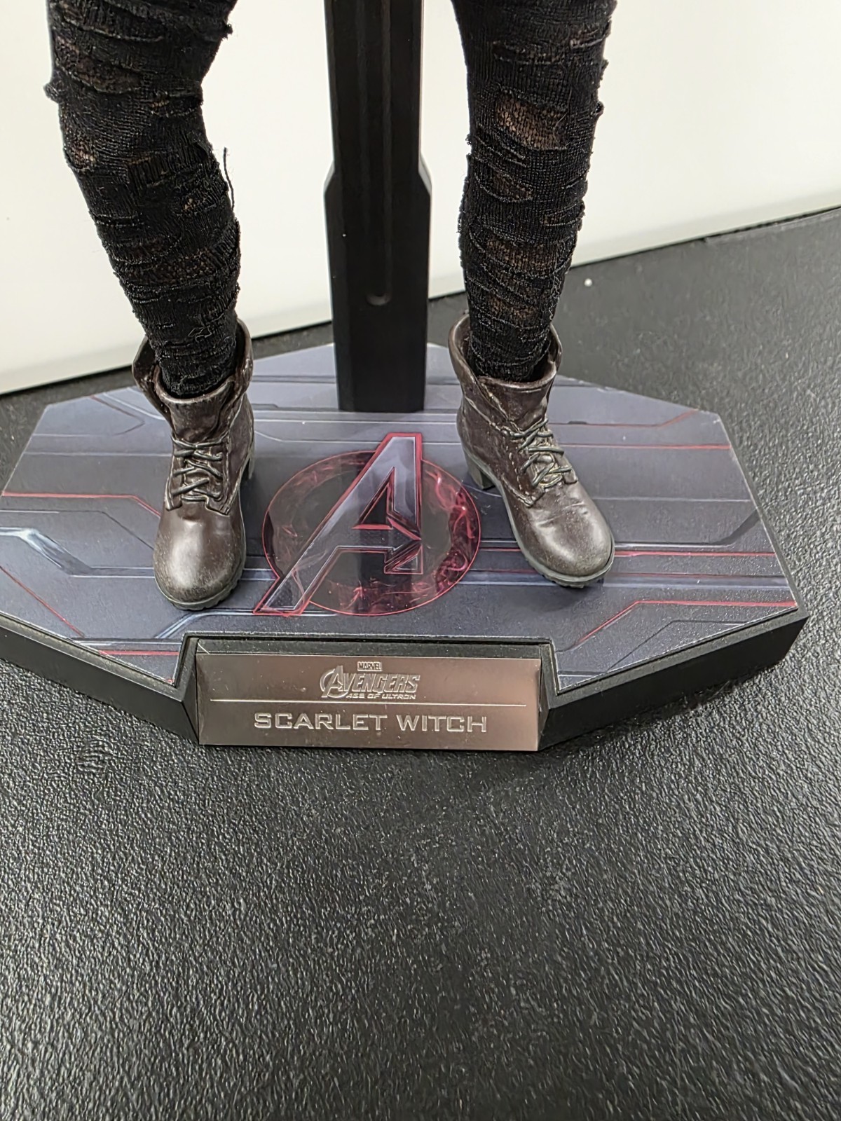Hot Toys Avengers Age of Ultron Scarlet Witch 1:6 Action Figure