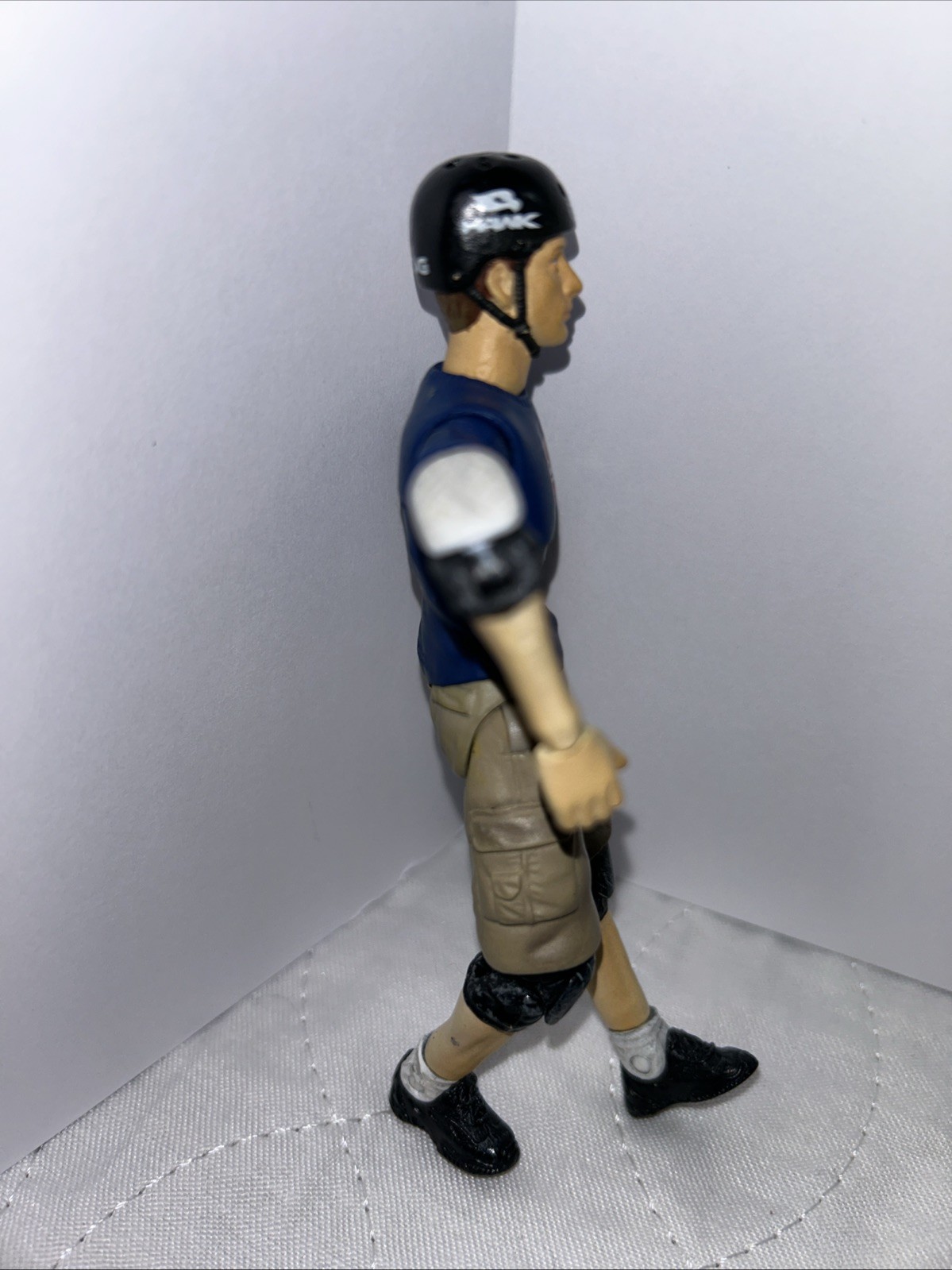 tony hawk Quiksilver Sports Action Figure w/ Helmet & Pads, Blue Shirt Tan