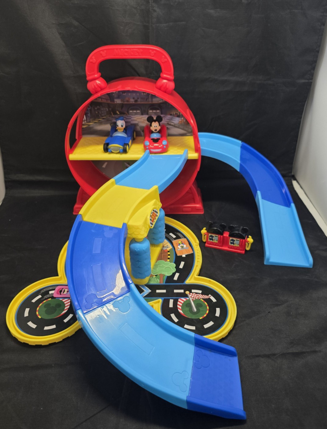 Mint EUC Disney Junior Mickey Stow ‘N Go Garage and 2 Vehicles
