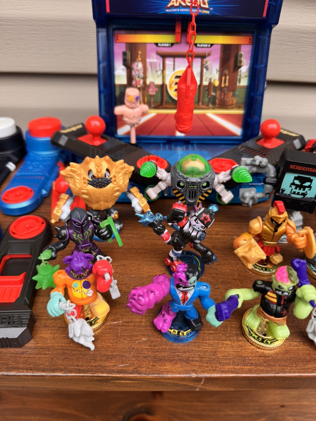 Massive Akedo Ultimate Arcade Warriors Collection 28 Figures, Arena Works Extras