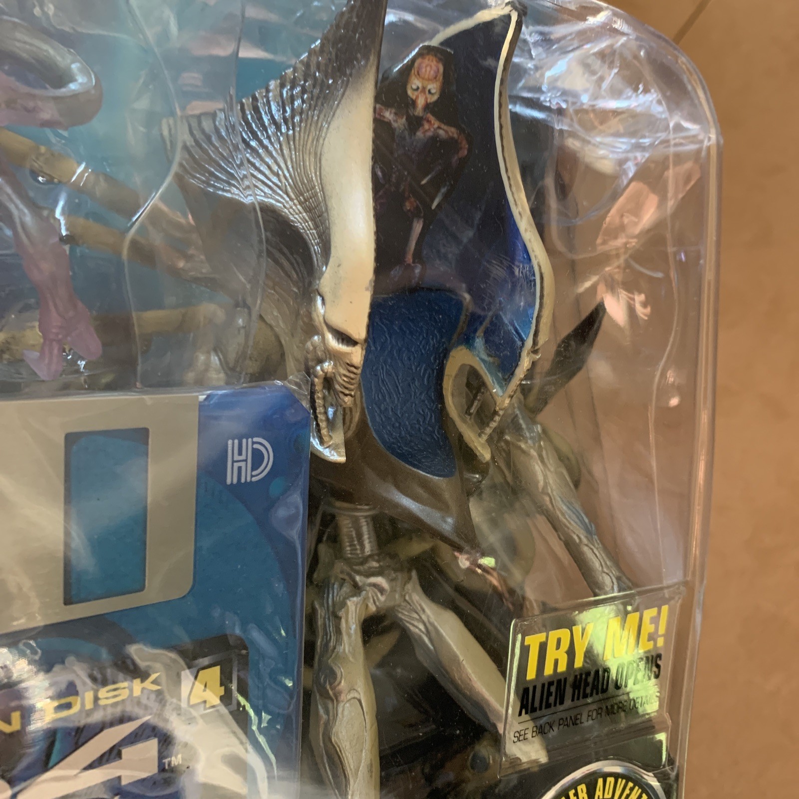 Trendmasters iD4 Independence Day ALIEN ATTACKER PILOT Figure NIP w/disk Sealed