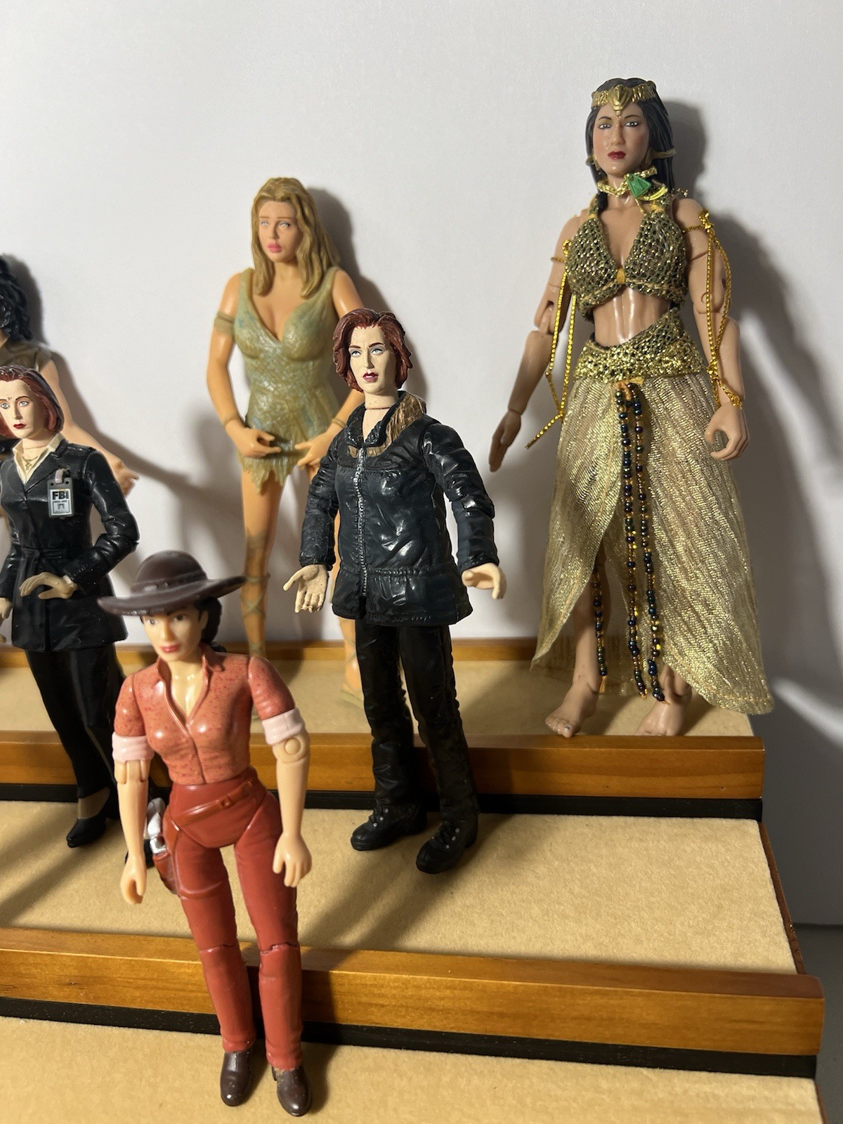 Lot/8-Movie/TV ACTION FIGURES-SCULLY/Wonder Woman/BUFFY-RIPLEY/Cassandra/Daena