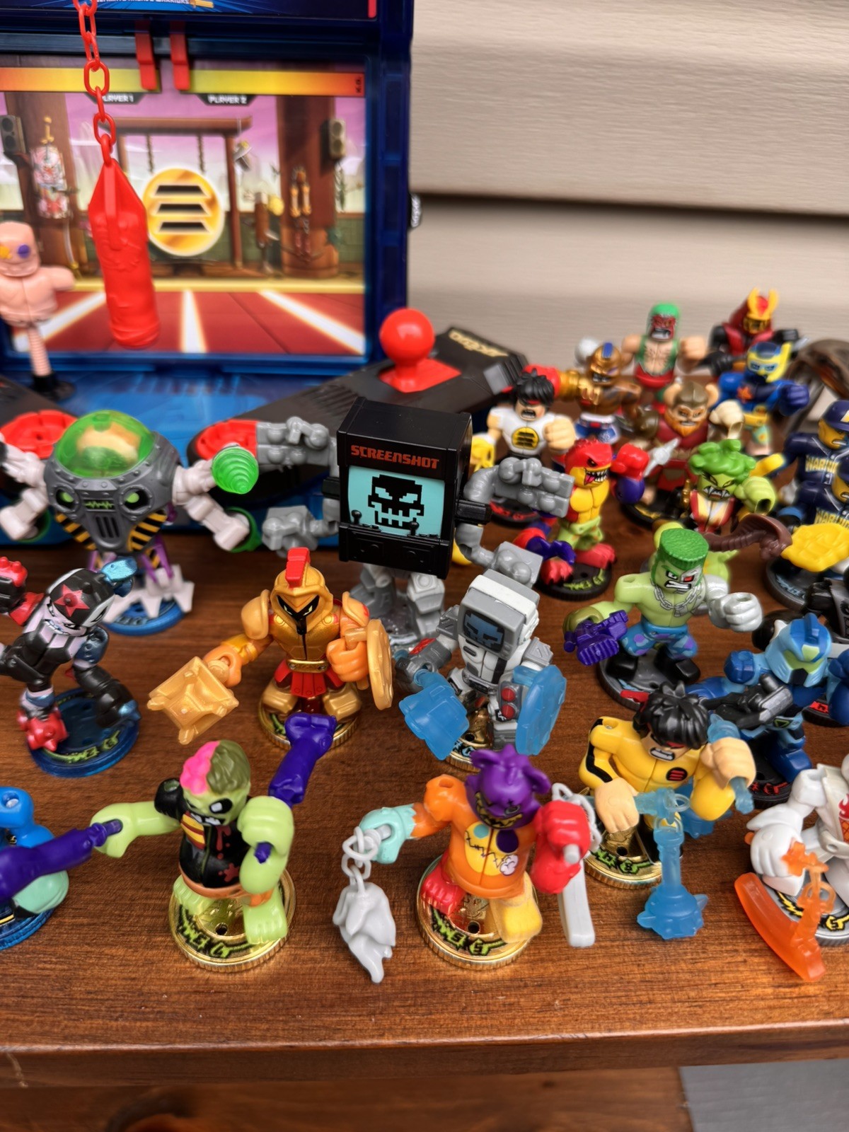 Massive Akedo Ultimate Arcade Warriors Collection 28 Figures, Arena Works Extras