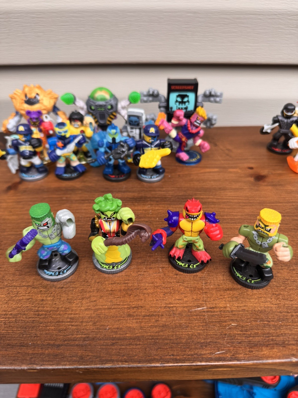 Massive Akedo Ultimate Arcade Warriors Collection 28 Figures, Arena Works Extras