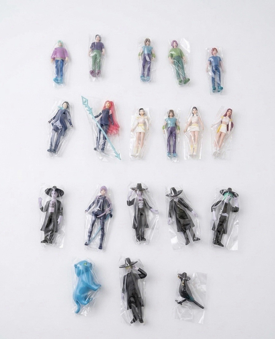 KPop Demon Hunters Action Figure Toys Set of 18 Pcs Collectible Mini Figures