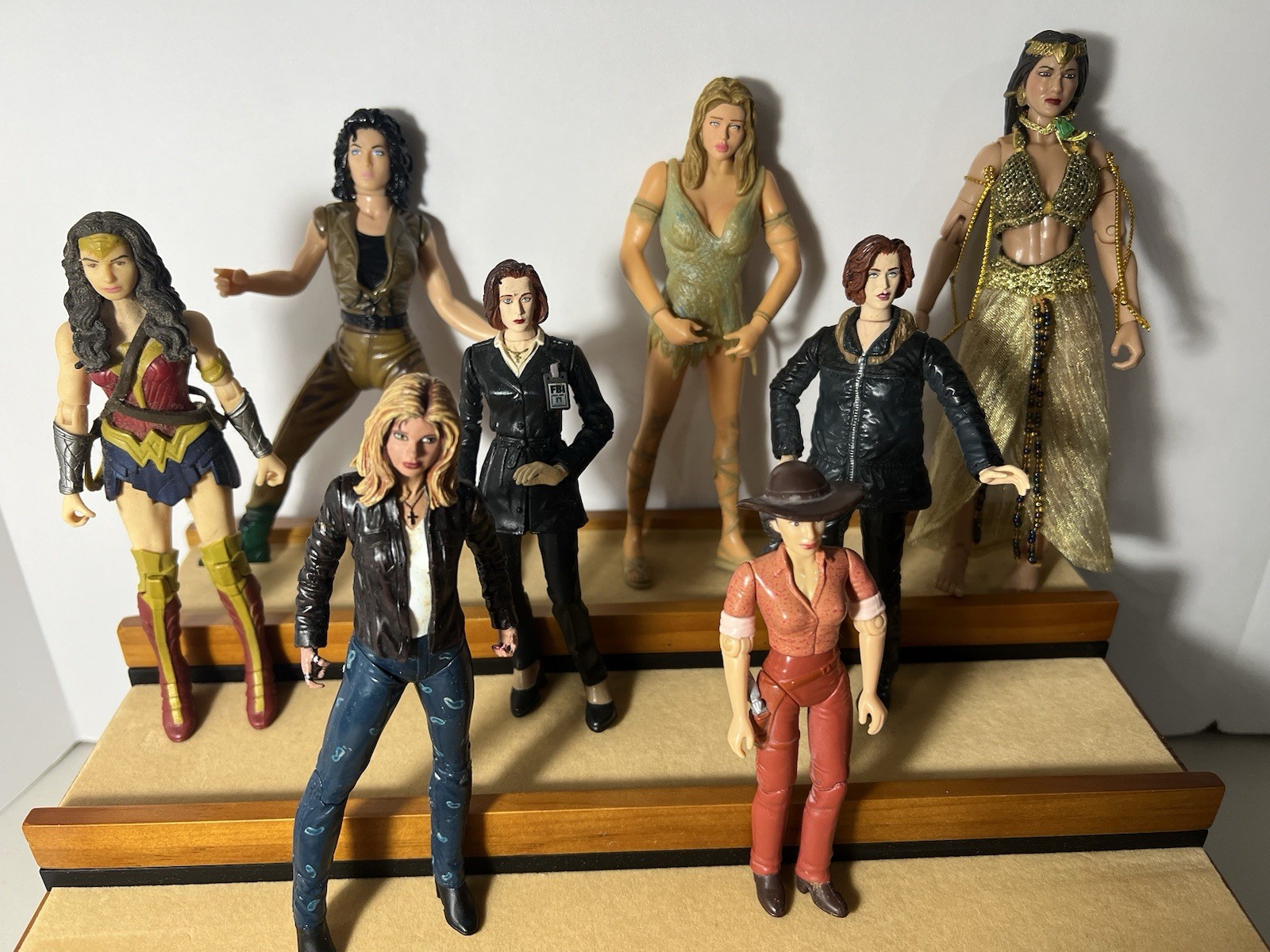 Lot/8-Movie/TV ACTION FIGURES-SCULLY/Wonder Woman/BUFFY-RIPLEY/Cassandra/Daena
