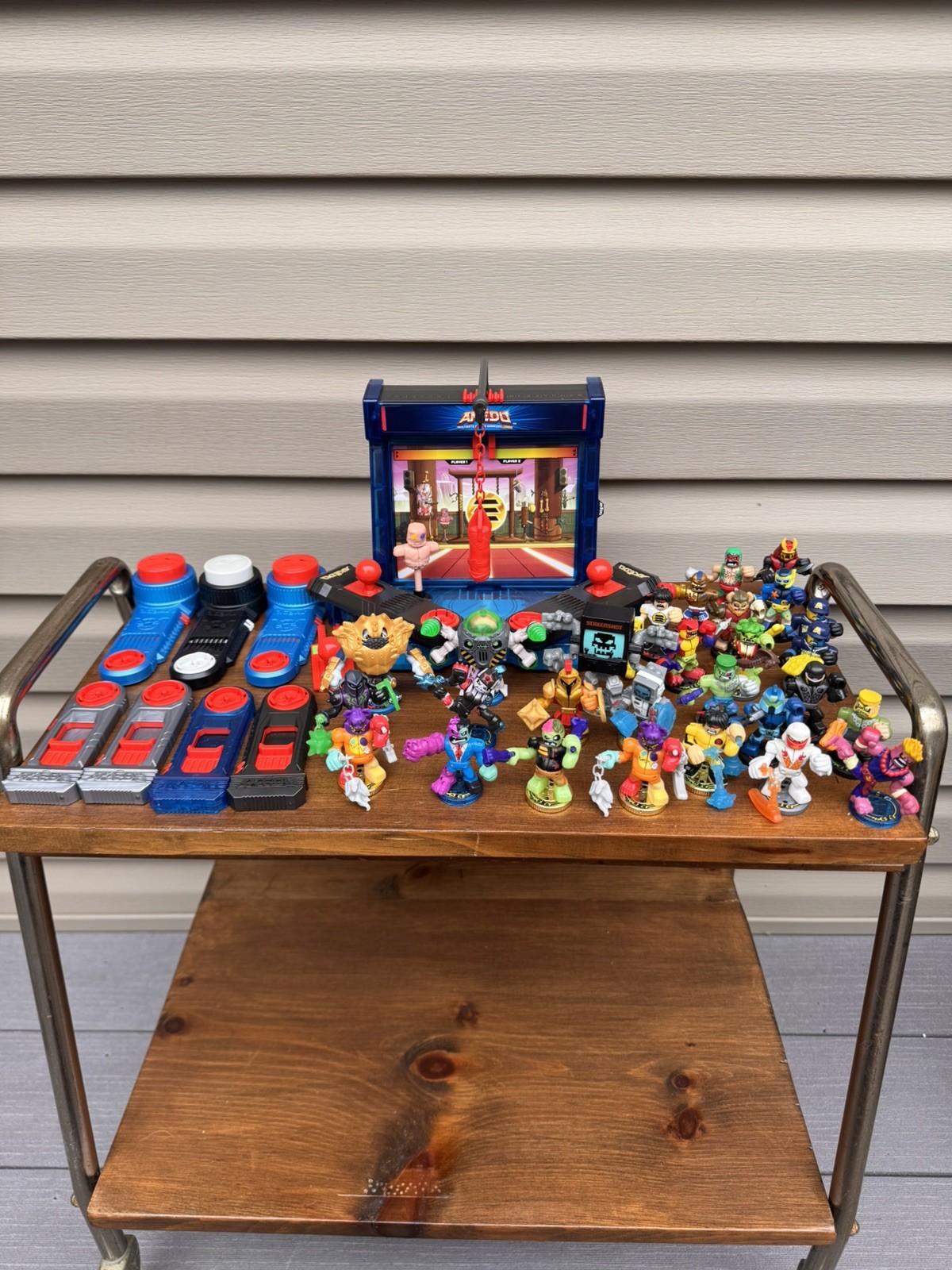 Massive Akedo Ultimate Arcade Warriors Collection 28 Figures, Arena Works Extras