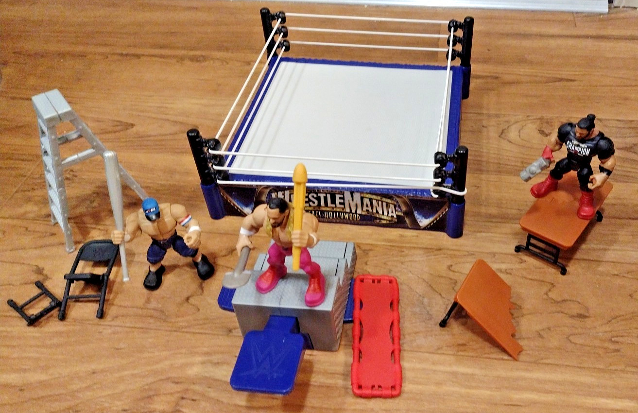 WWE Knuckle Crunchers RING “Wrestlemania goes Hollywood» Not Complete Toy Used