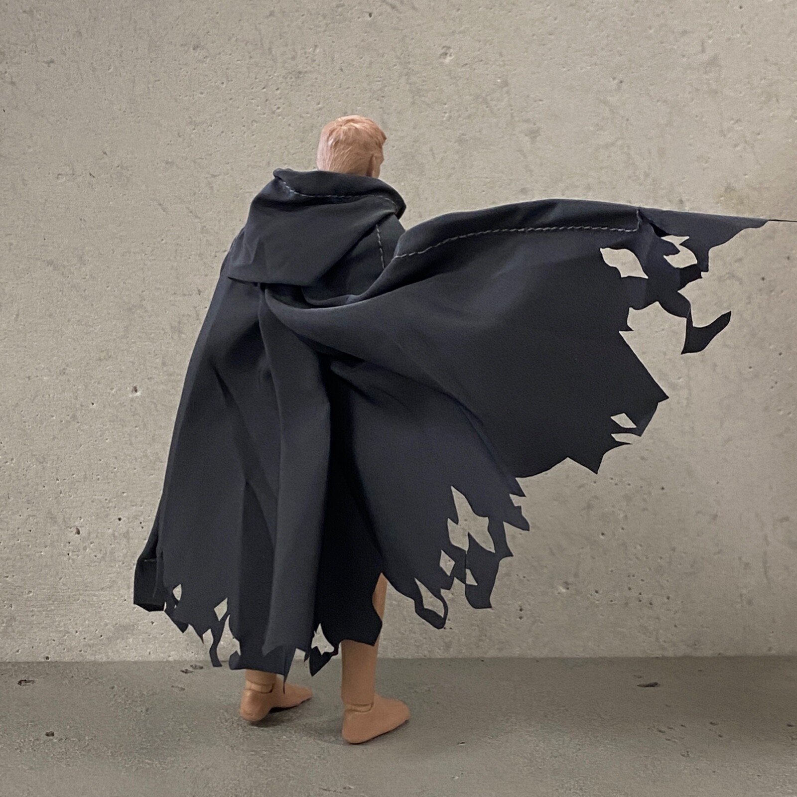 SU-EZHC-DGG: 1/12 wired battle damaged Hooded cape for 6″ figure – Dark Grey