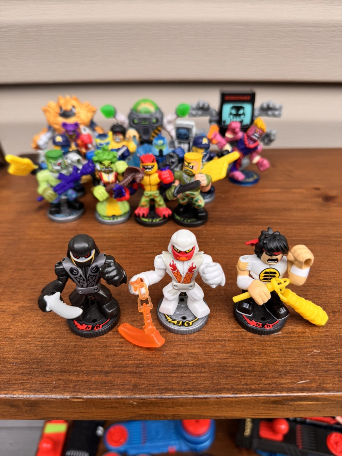 Massive Akedo Ultimate Arcade Warriors Collection 28 Figures, Arena Works Extras