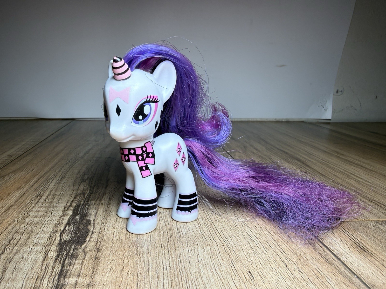 My Little Pony MLP Pony Mania Goth Rarity G4 3″ Brushable Pony FIM
